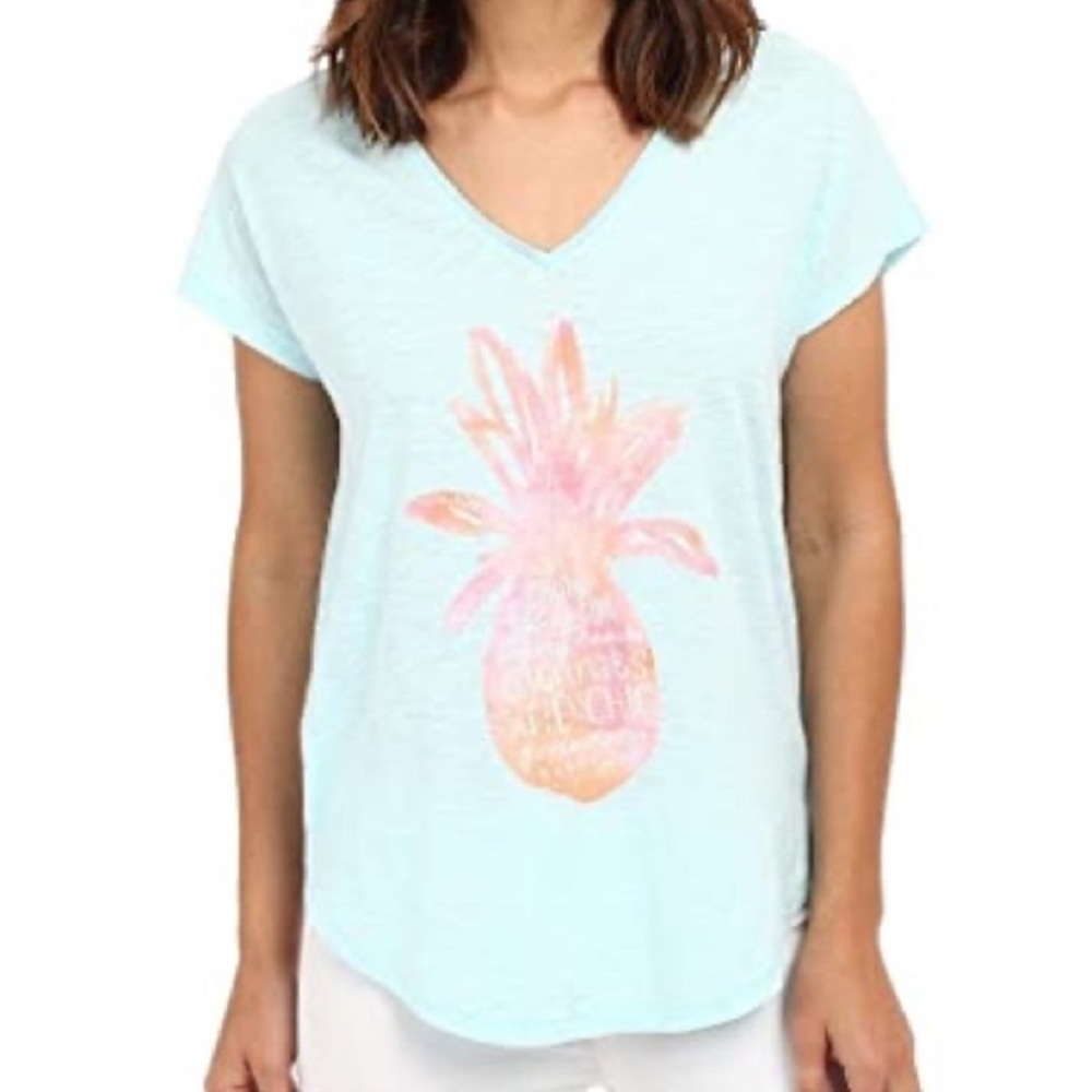 🦩🍍Lilly Pulitzer Colie Pineapple V Neck T-Shirt Pima cotton no holes or stains 🍍